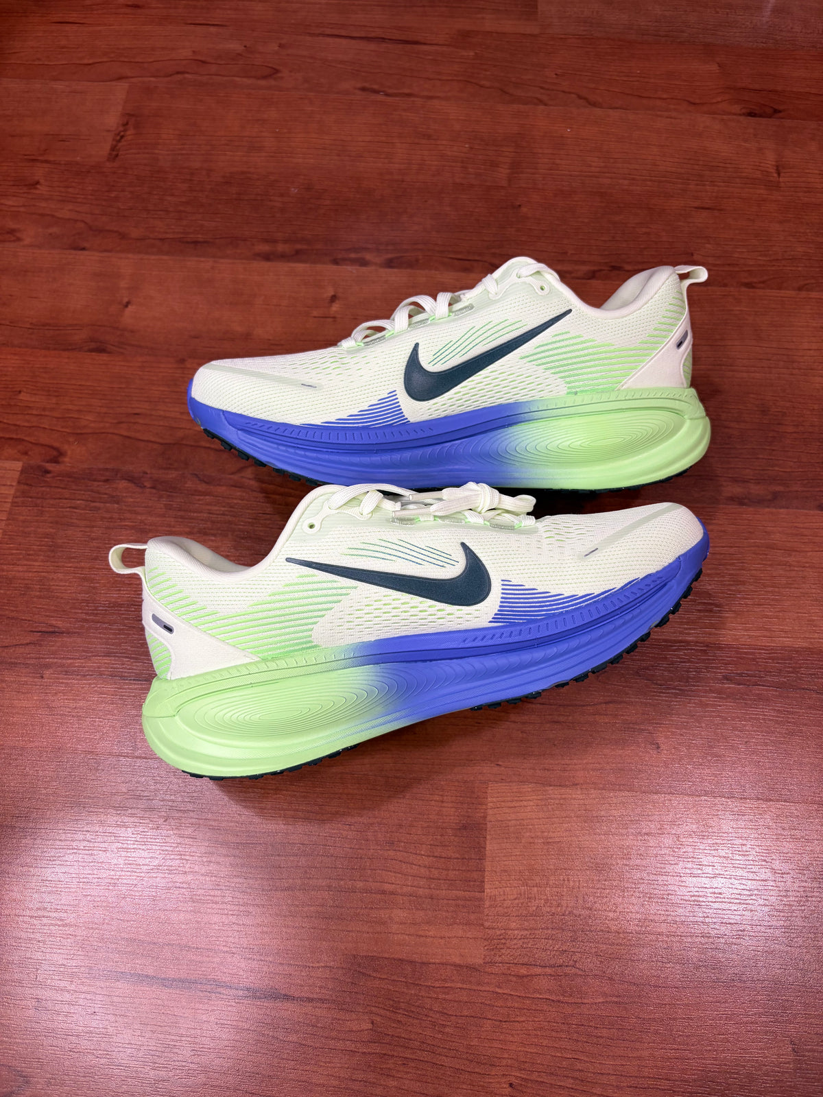 Nike Vomero 18 Volt Tint Sapphire (DS - Mens Sizes)