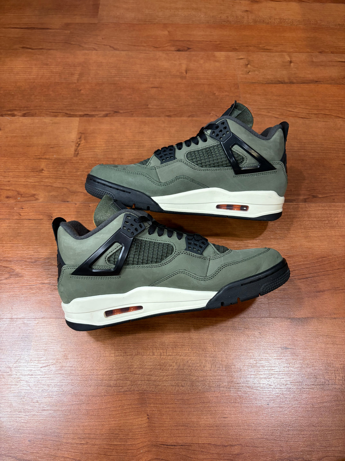 Jordan Retro 4 Undefeated (Size 8.5 Mens)