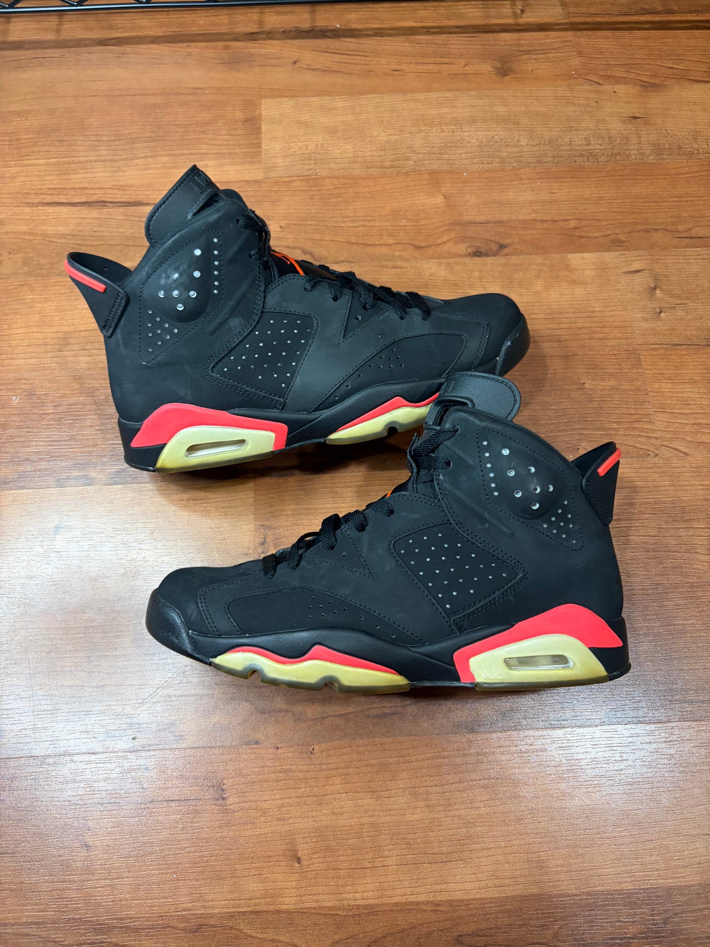 Jordan Retro 6 Infrared (Size  9.5 Mens)