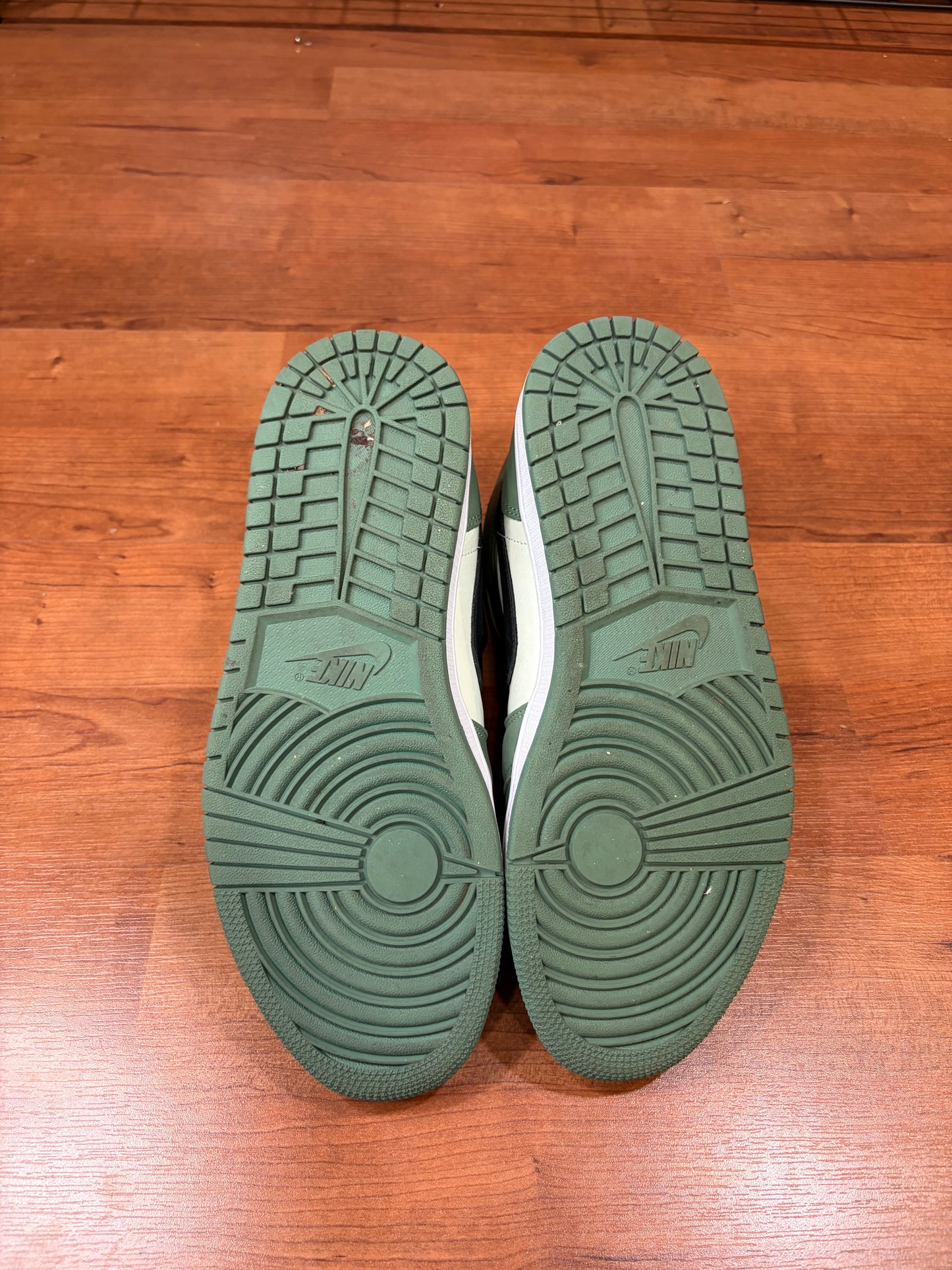 Jordan 1 Mid Dutch Green (Size 11W / 9.5M)