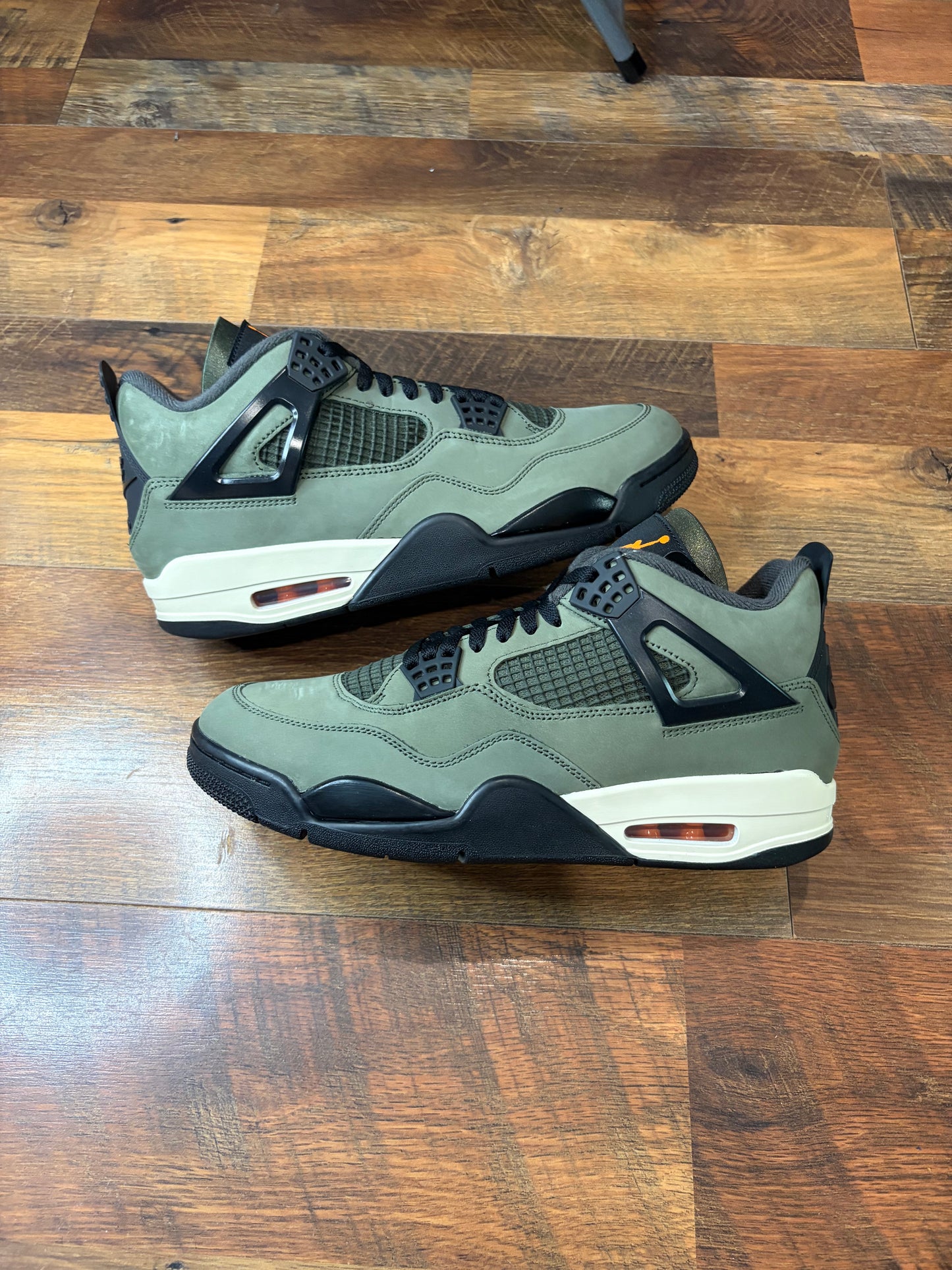Jordan Retro 4 Undefeated (Brand New - Mens Sizes)