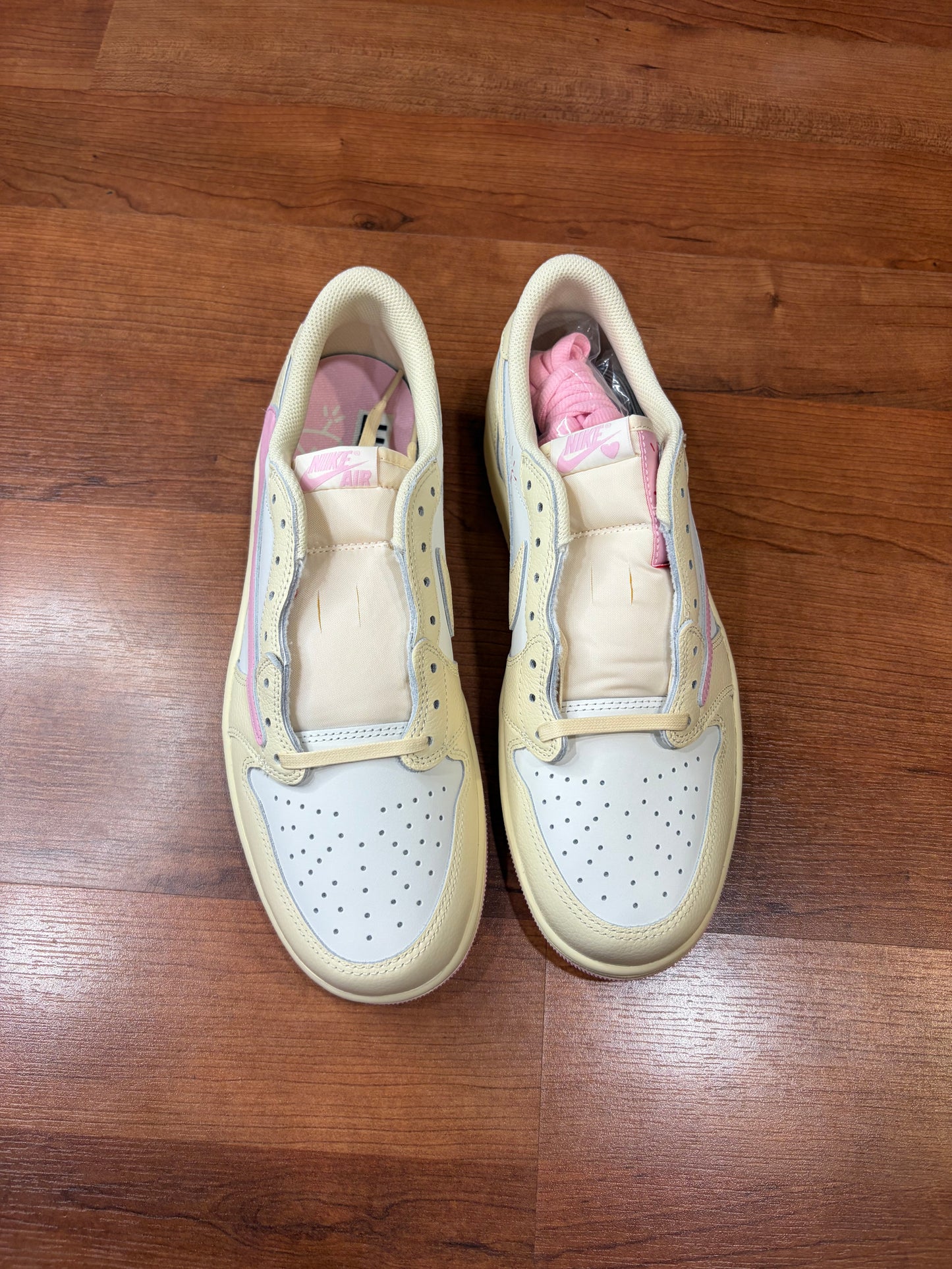 Jordan Retro 1 Low Travis Scott Shy Pink (Brand New - 10.5M)