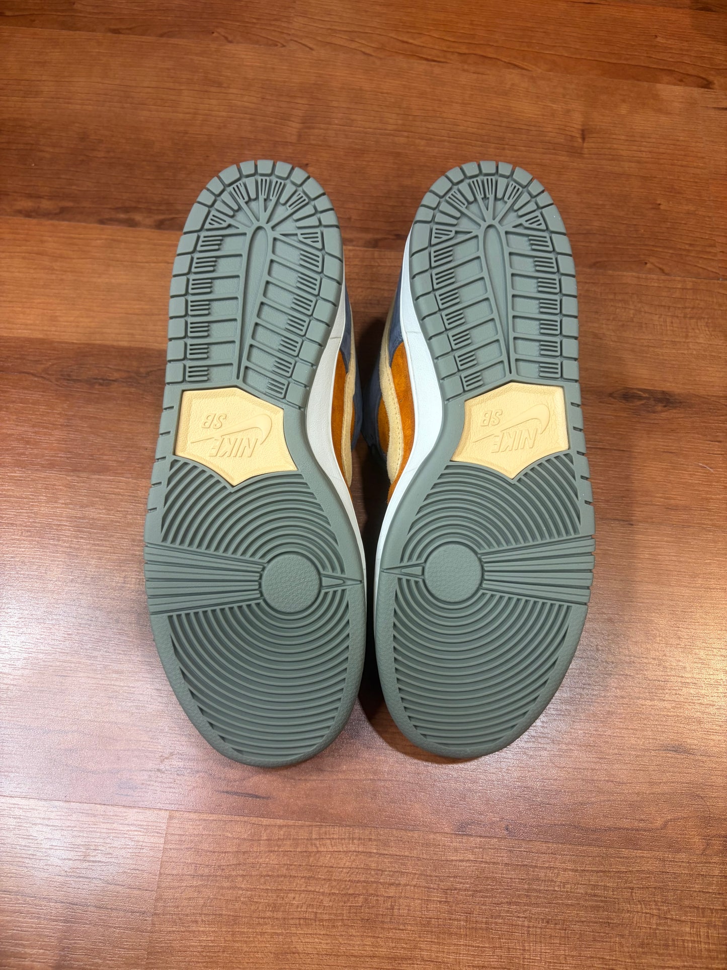 Nike Dunk Low SB Light Carbon Monarch (Brand New - 11M)
