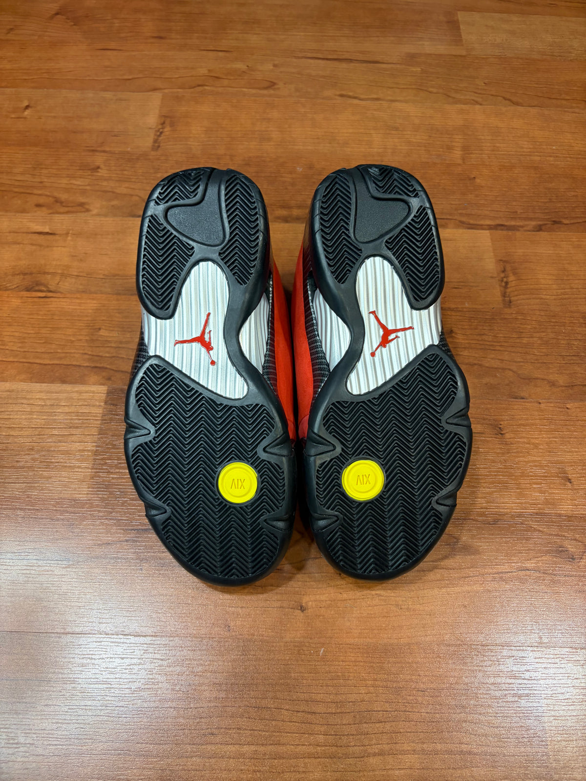 AJ14 Retro Ferrari (DS / B-Grade - Size 8M)