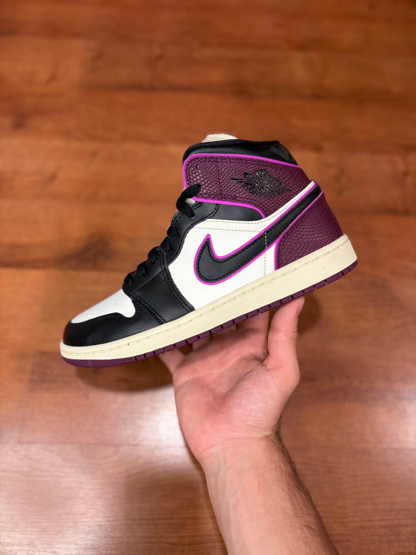 Jordan 1 Mid Bordeaux (Brand New - 8.5W/7M)