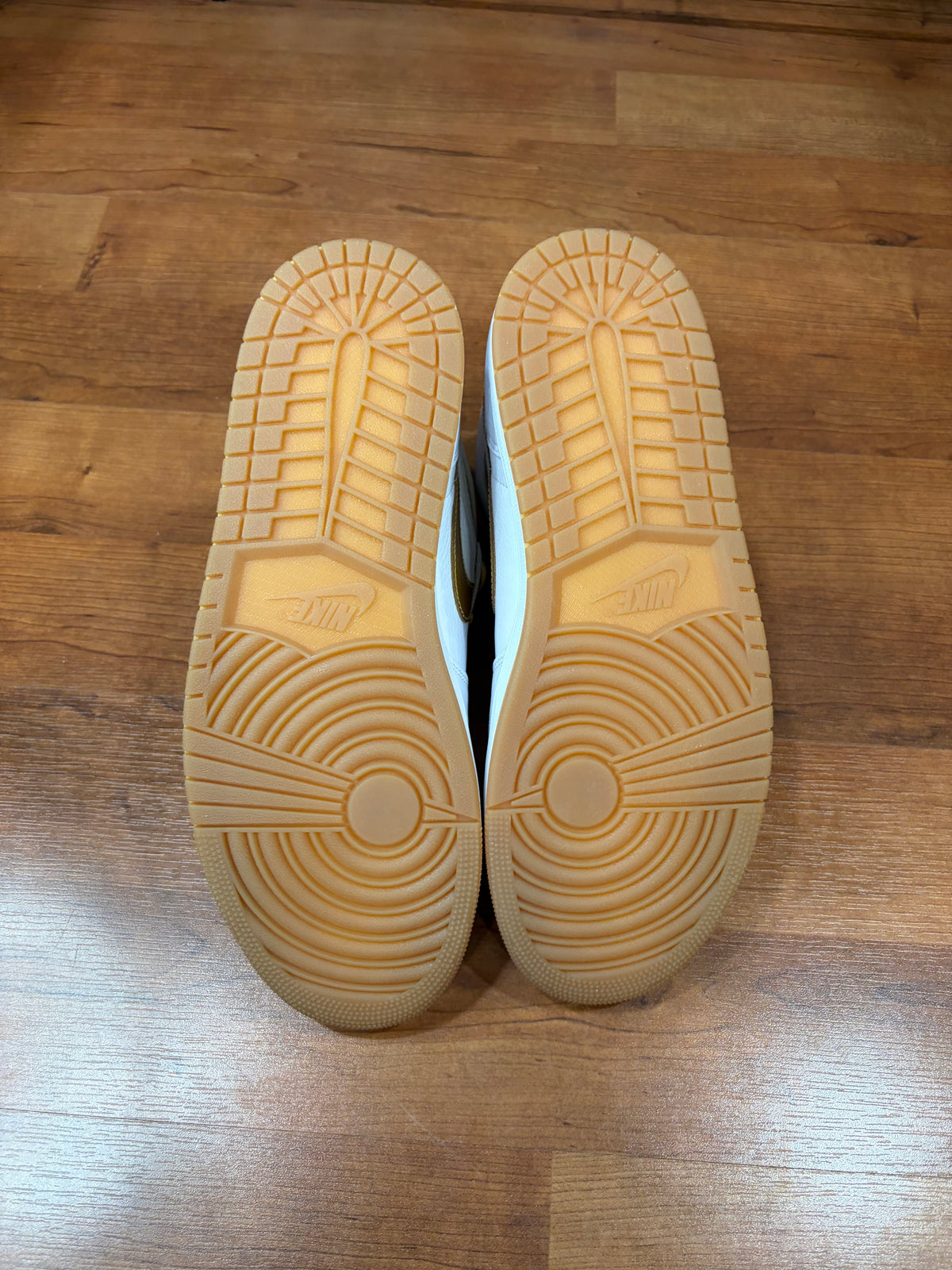 AJ1 Retro Metallic Gold (DS - Size 13W/11.5M)