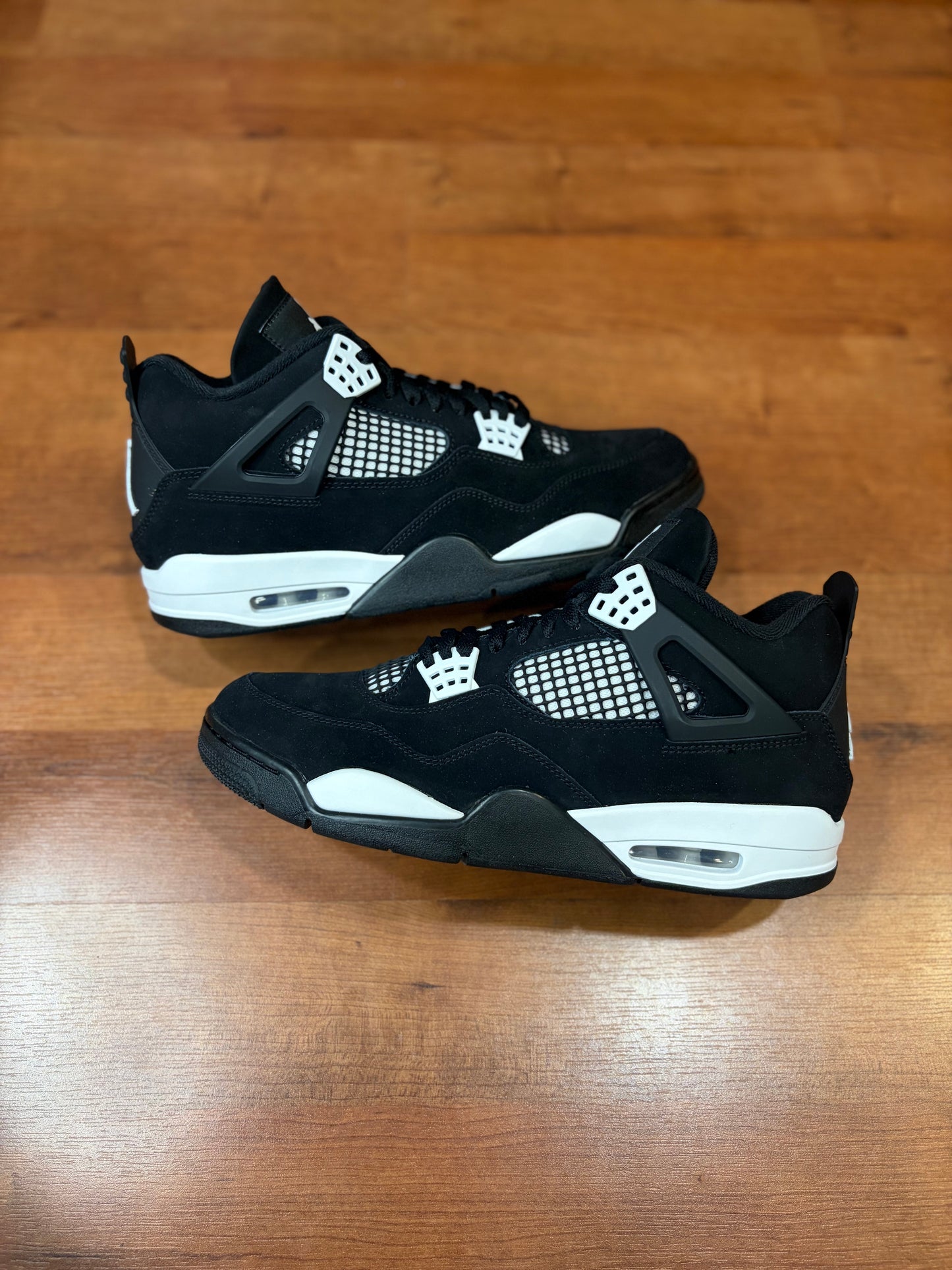 Jordan Retro 4 White Thunder (Brand New - 11M)