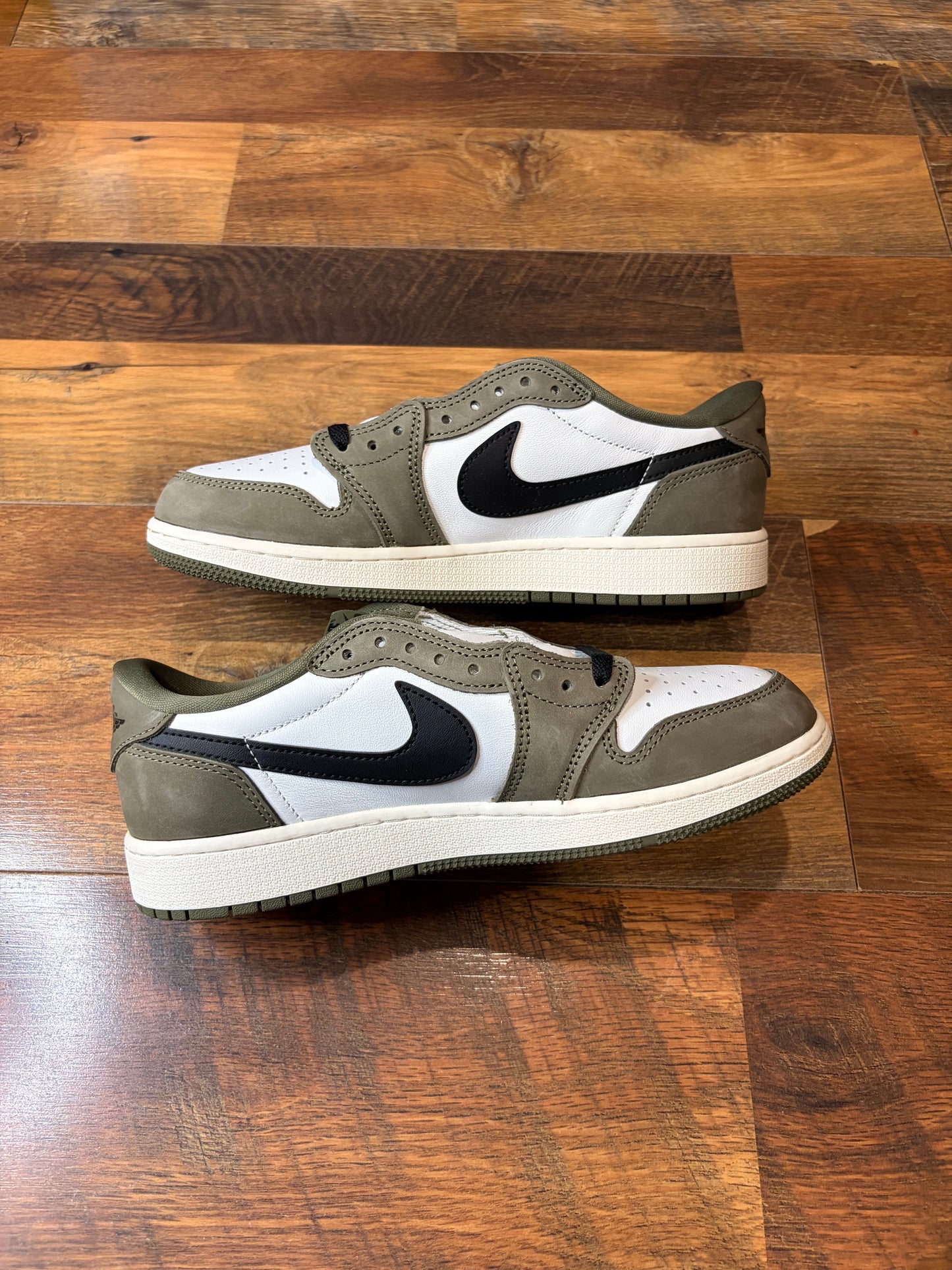 Jordan Retro 1 Low Medium Olive (Brand New - 7Y)