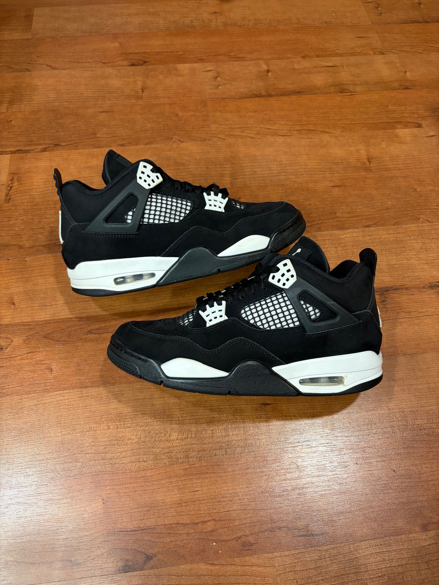 Jordan Retro 4 White Thunder (Size 9.5 Mens)