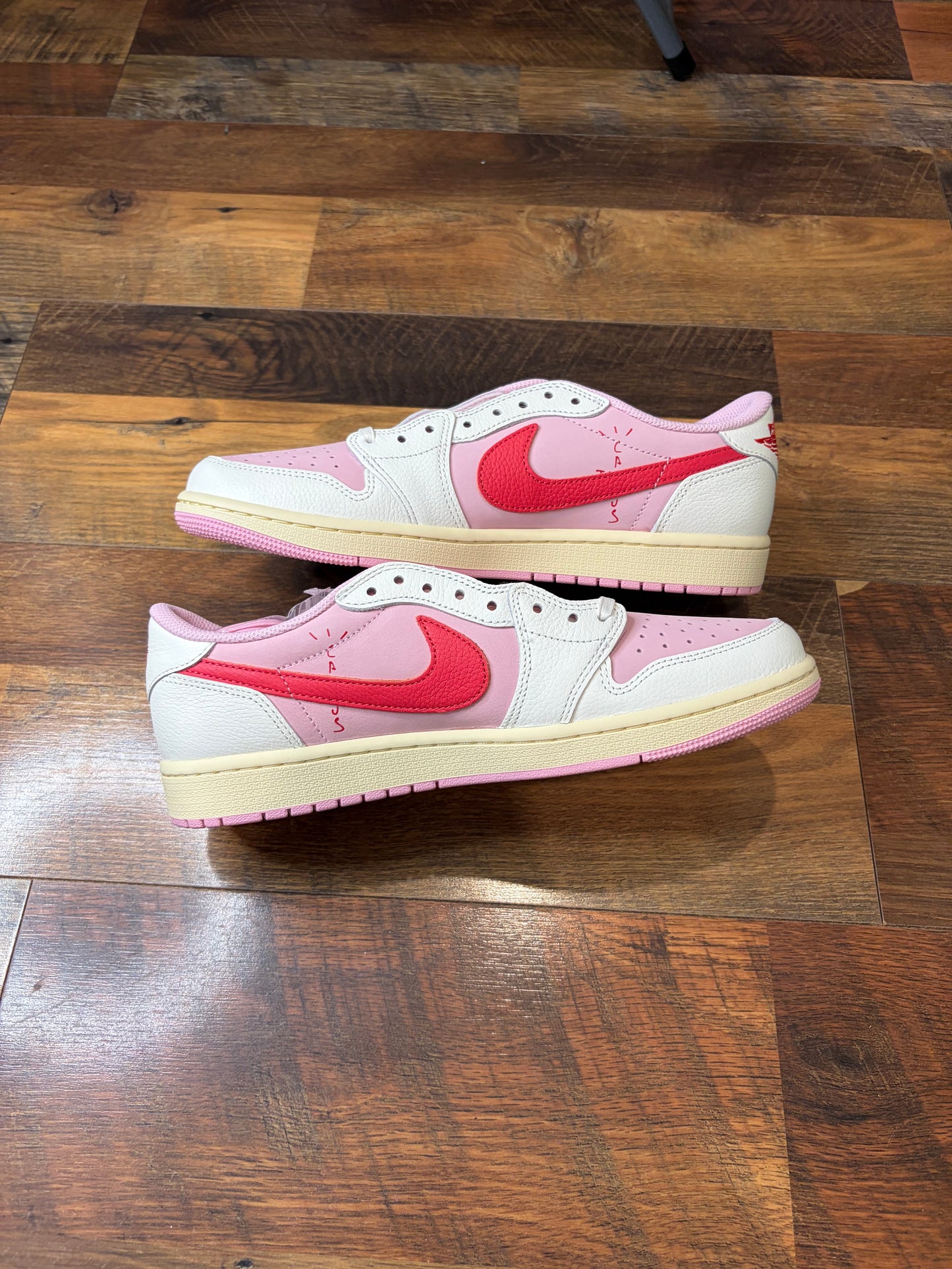 Jordan Retro 1 Low Travis Scott Tropical Pink (Brand New - 9.5M)