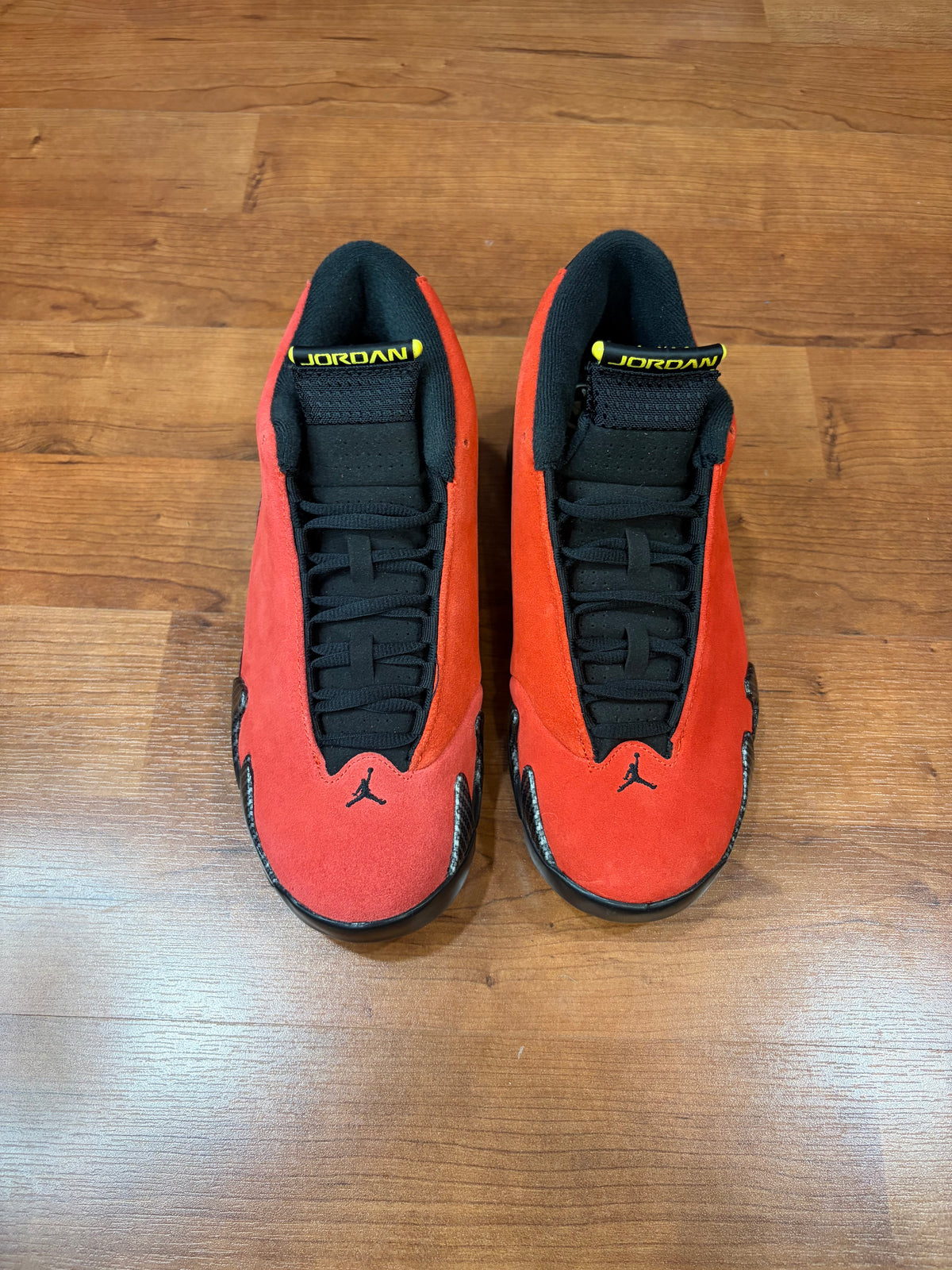 AJ14 Retro Ferrari (DS / B-Grade - Size 8M)