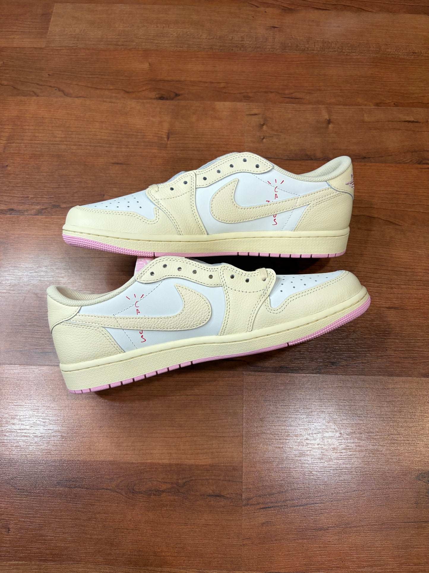 Jordan Retro 1 Low Travis Scott Shy Pink (Brand New - 10.5M)
