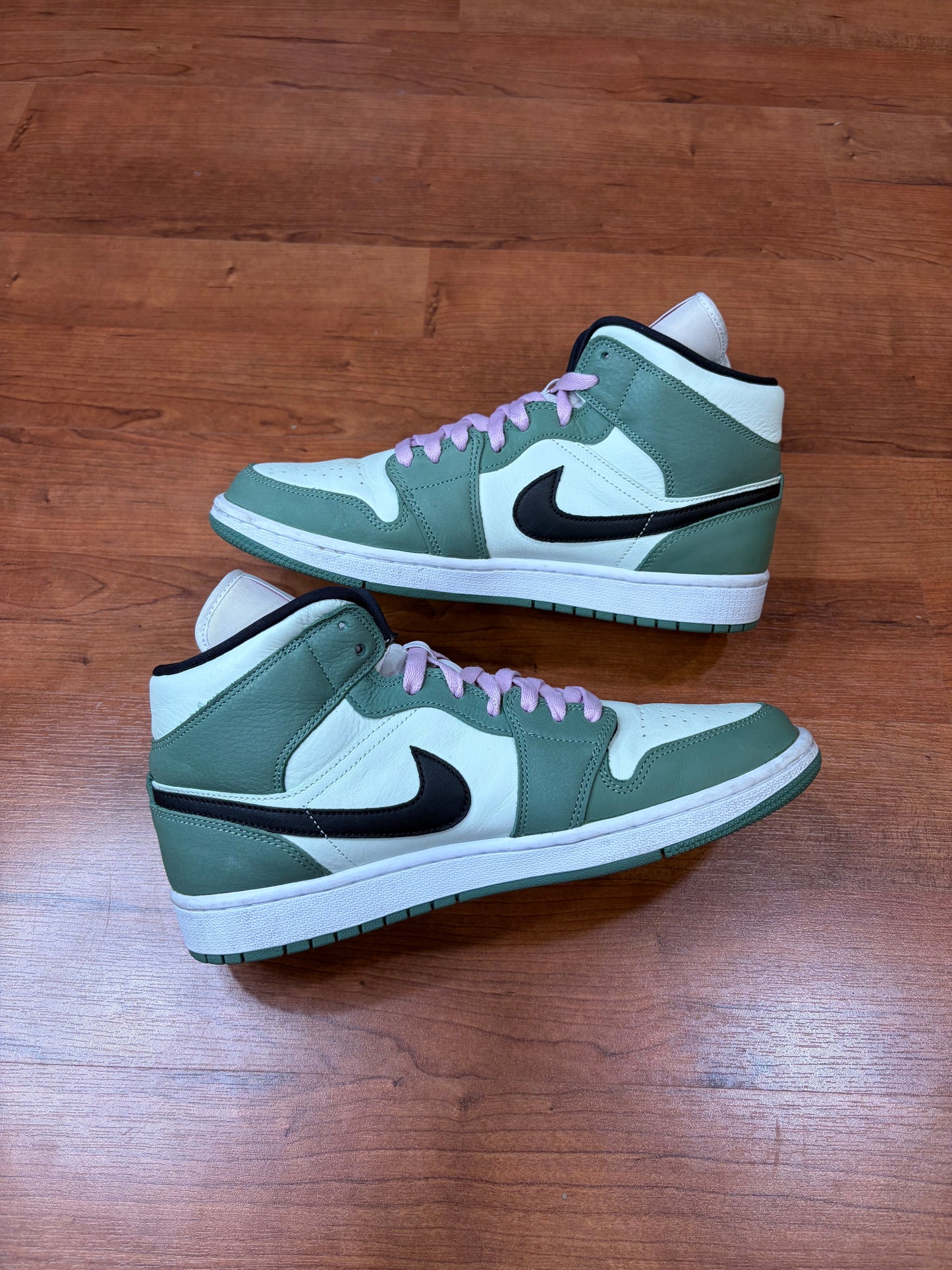 Jordan 1 Mid Dutch Green (Size 11W / 9.5M)